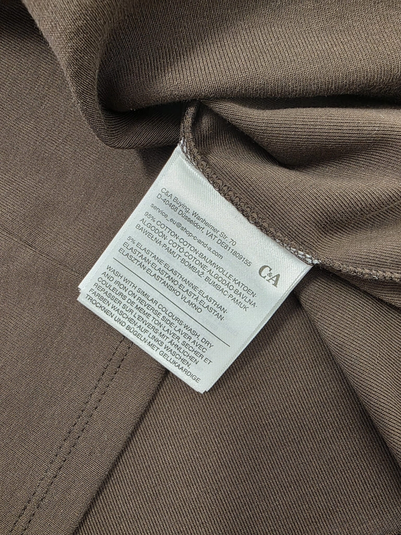 Lniana stylizacja w kolorze fuksji z brązowym t-shirtem to idealny wybór na letnie wyjścia, łączący elegancję marek Reserved, Vila oraz CA
