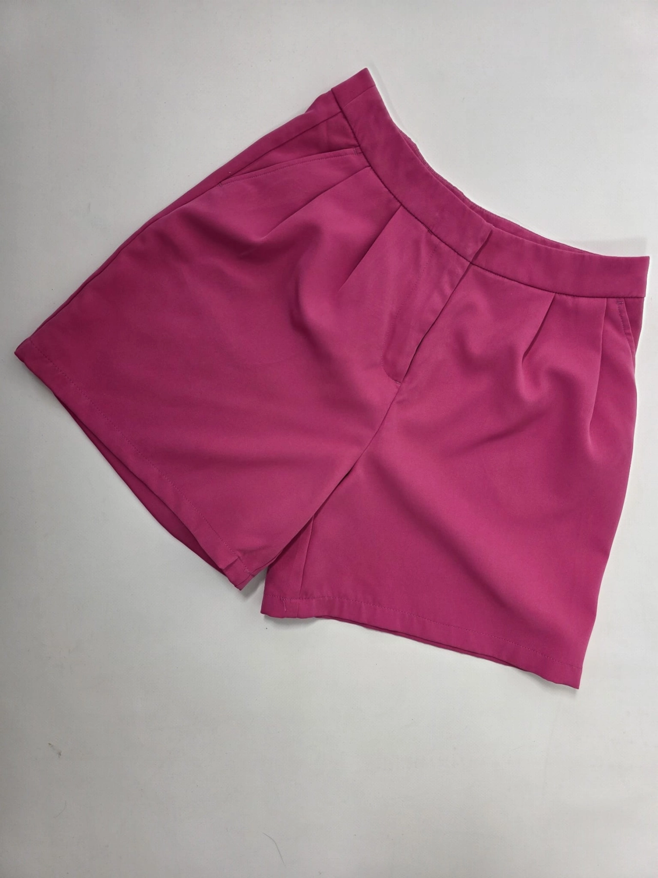 Lniana stylizacja w kolorze fuksji z brązowym t-shirtem to idealny wybór na letnie wyjścia, łączący elegancję marek Reserved, Vila oraz CA