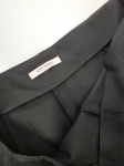 Ekskluzywny zestaw odzieży używanej składający się z białej bluzki ze stójką Trendyol oraz czarnych materiałowych spodni z wysokim stanem marki Orsay