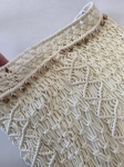 Ekskluzywny komplet damski w stylu boho składający się z lnianej koszuli HM, lekkiego topu oraz spódnicy z makramy i muszelek marki Desigual