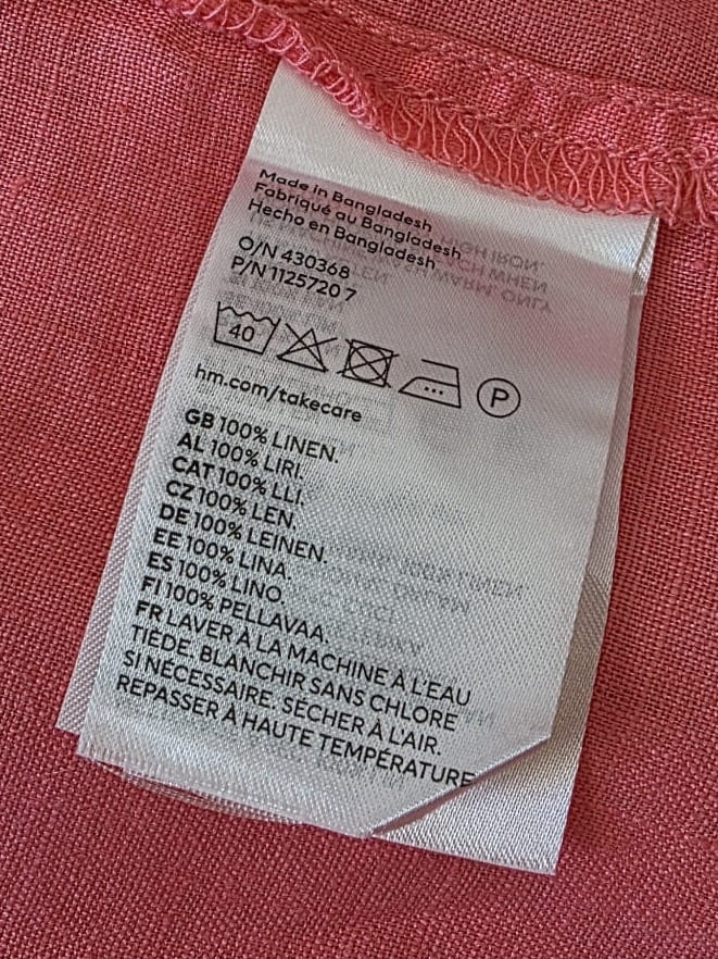 Ekskluzywny komplet damski w stylu boho składający się z lnianej koszuli HM, lekkiego topu oraz spódnicy z makramy i muszelek marki Desigual