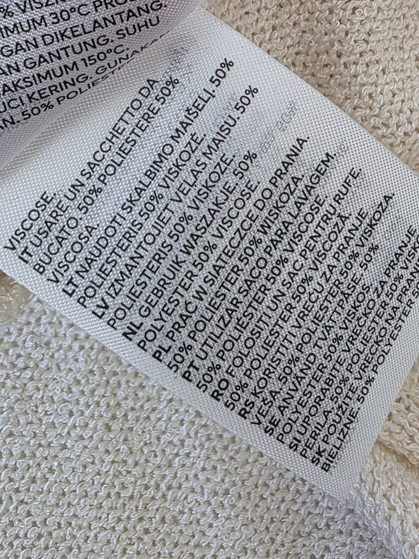 Ekskluzywny komplet damski w stylu boho składający się z lnianej koszuli HM, lekkiego topu oraz spódnicy z makramy i muszelek marki Desigual.jpg
