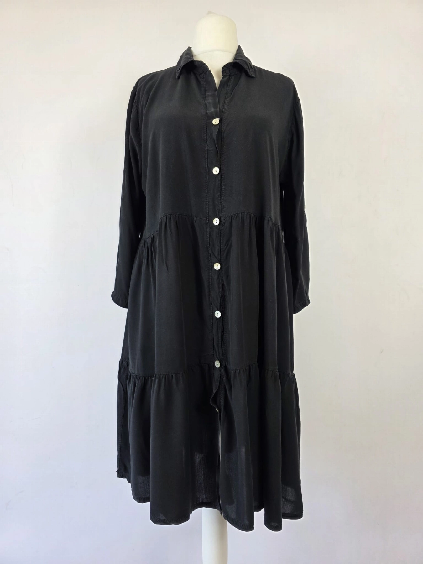 Czarny komplet premium składający się z kaskadowej sukienki koszulowej oraz sportowej bluzy Nike typu crop idealnie wpisuje się w najnowsze trendy mody casualowej