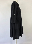 Czarny komplet premium składający się z kaskadowej sukienki koszulowej oraz sportowej bluzy Nike typu crop idealnie wpisuje się w najnowsze trendy mody casualowej