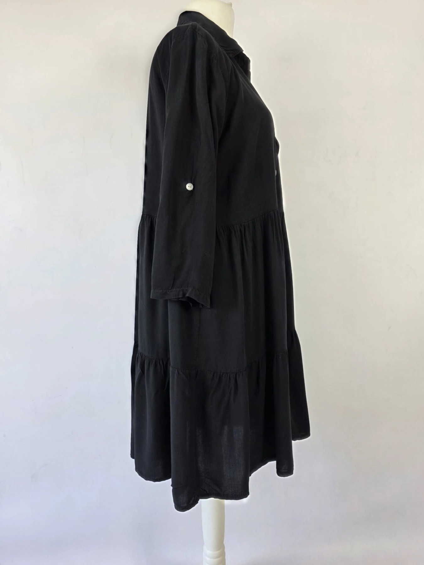 Czarny komplet premium składający się z kaskadowej sukienki koszulowej oraz sportowej bluzy Nike typu crop idealnie wpisuje się w najnowsze trendy mody casualowej