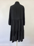 Czarny komplet premium składający się z kaskadowej sukienki koszulowej oraz sportowej bluzy Nike typu crop idealnie wpisuje się w najnowsze trendy mody casualowej