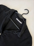 Czarny komplet premium składający się z kaskadowej sukienki koszulowej oraz sportowej bluzy Nike typu crop idealnie wpisuje się w najnowsze trendy mody casualowej