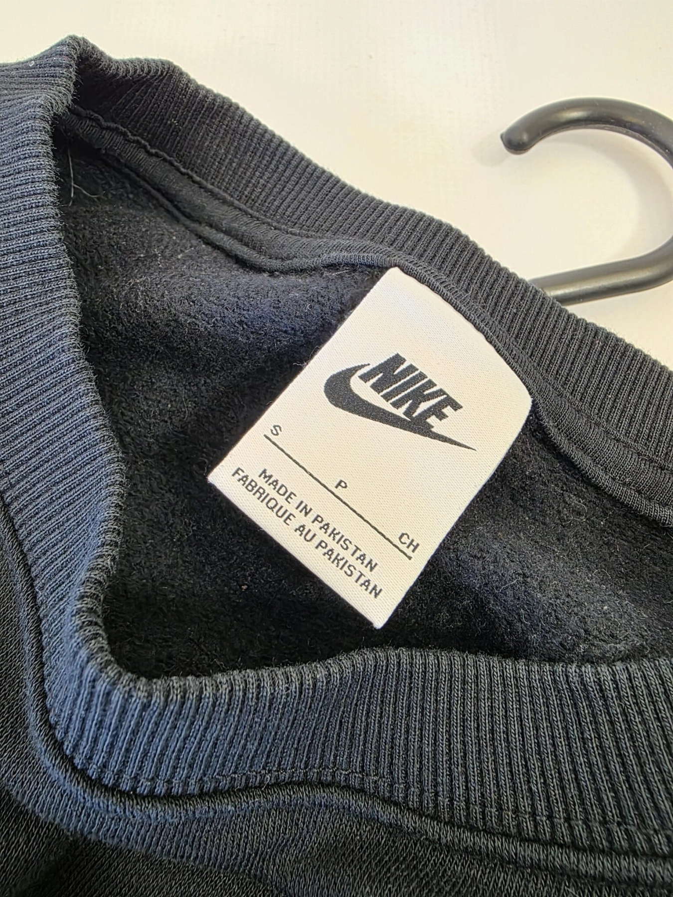 Czarny komplet premium składający się z kaskadowej sukienki koszulowej oraz sportowej bluzy Nike typu crop idealnie wpisuje się w najnowsze trendy mody casualowej
