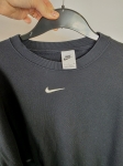 Czarny komplet premium składający się z kaskadowej sukienki koszulowej oraz sportowej bluzy Nike typu crop idealnie wpisuje się w najnowsze trendy mody casualowej
