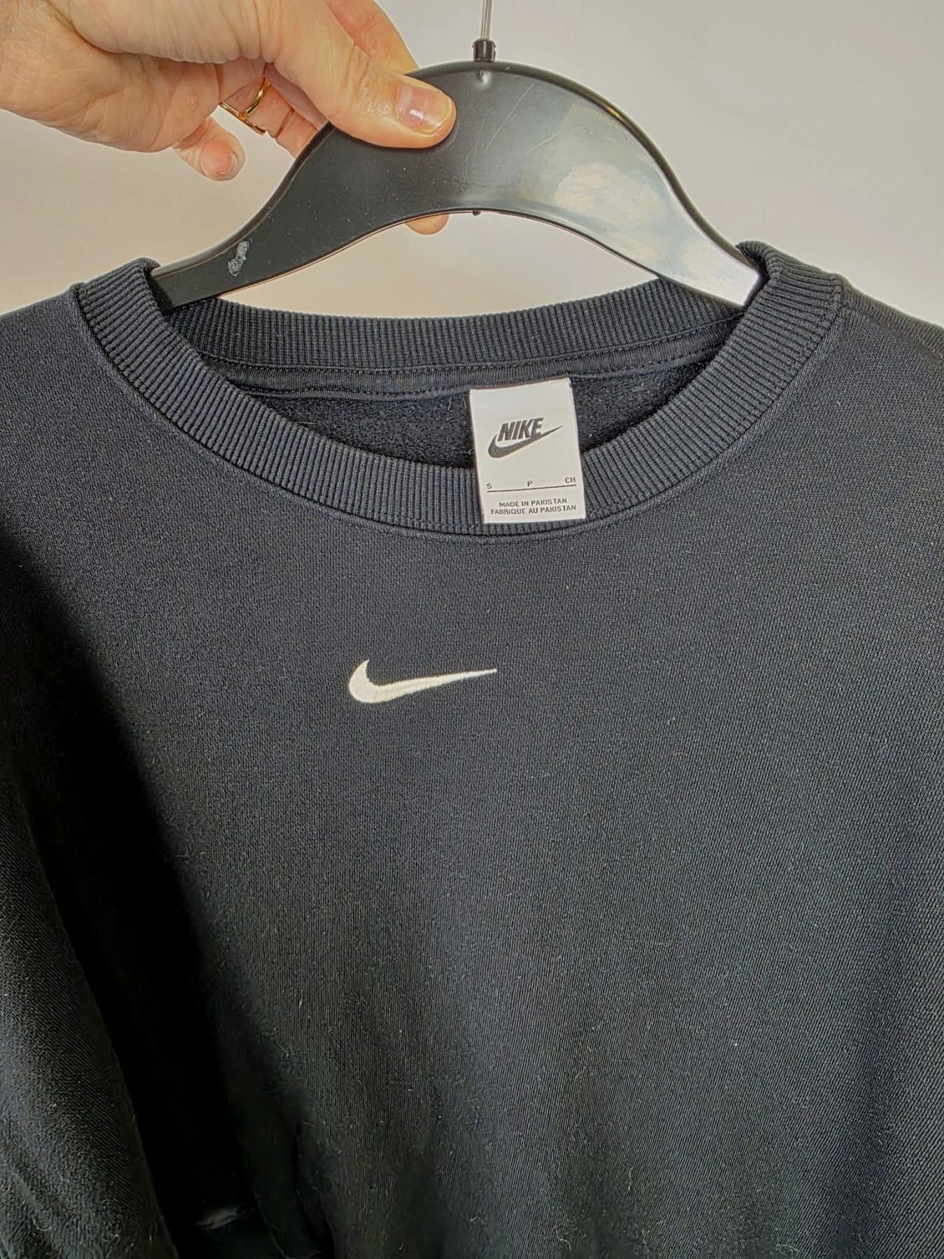 Czarny komplet premium składający się z kaskadowej sukienki koszulowej oraz sportowej bluzy Nike typu crop idealnie wpisuje się w najnowsze trendy mody casualowej