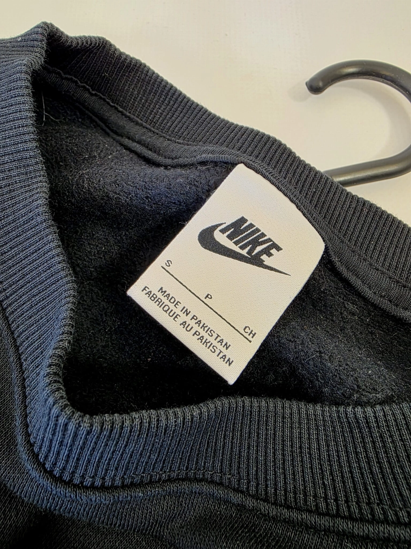Czarny komplet premium składający się z kaskadowej sukienki koszulowej oraz sportowej bluzy Nike typu crop idealnie wpisuje się w najnowsze trendy mody casualowej