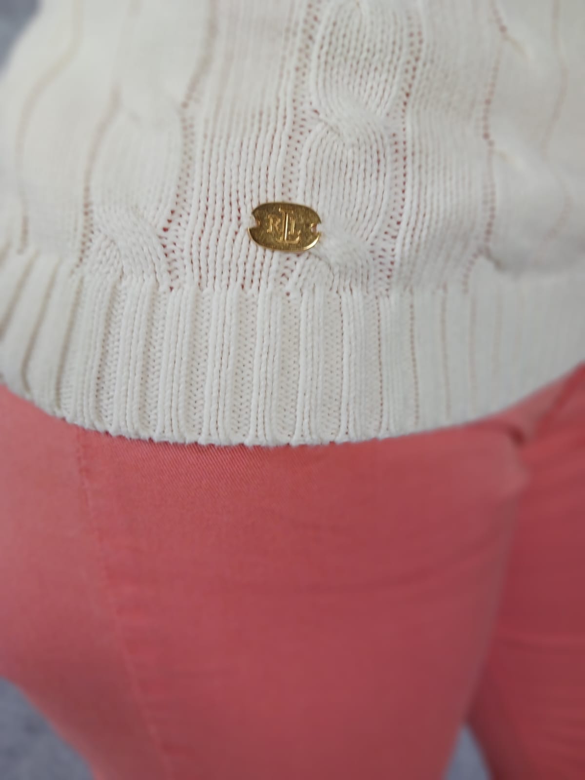 Łososiowe spodnie PLEASE i kremowy sweter RALPH LAUREN