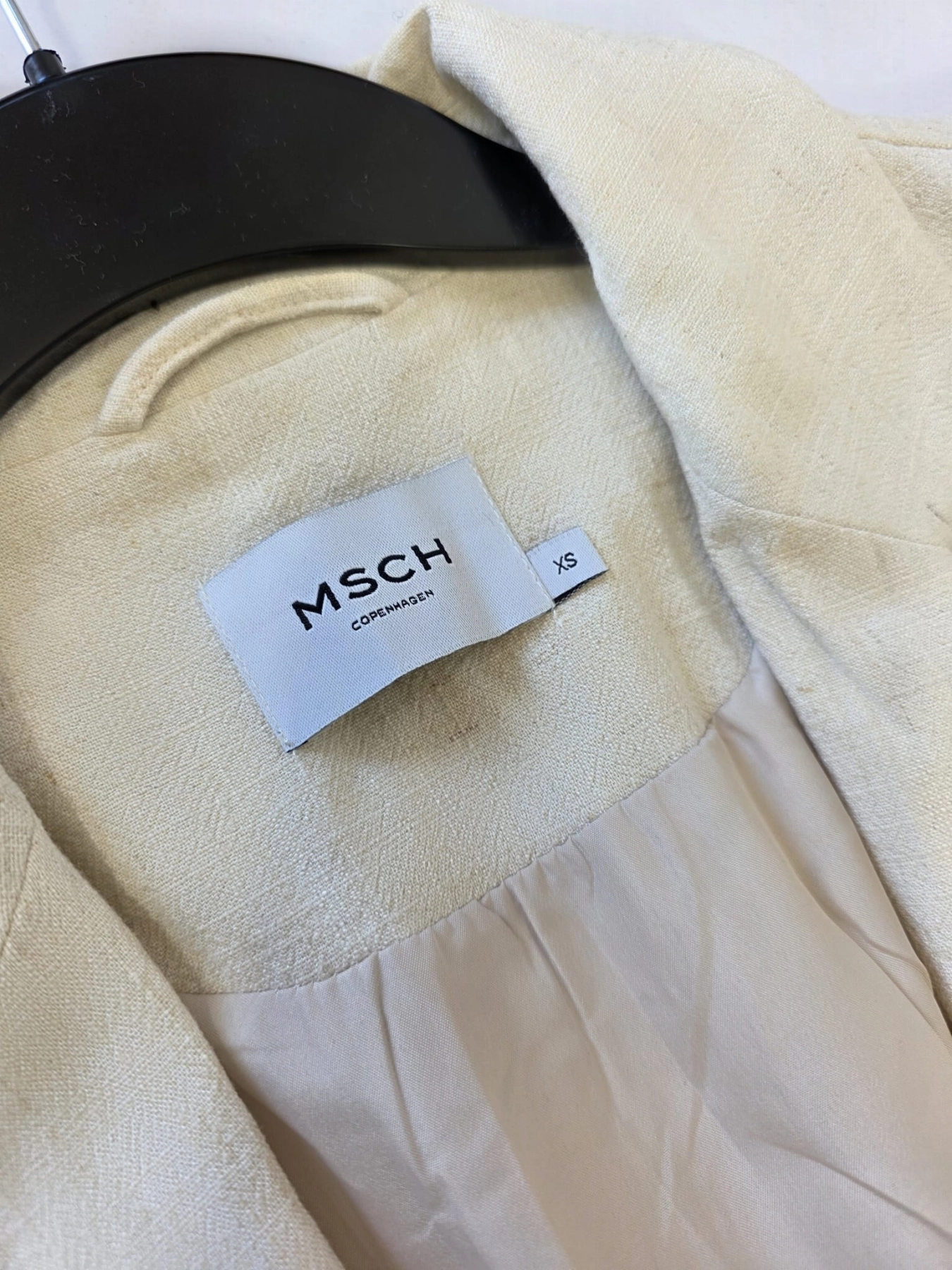 Trzyczęściowy zestaw damski premium składający się z lnianej marynarki Moss Copenhagen, wzorzystej bluzki Soaked in Luxury oraz granatowych spodni Tatuum to idealna, gotowa stylizacja na co dzień i do pracy