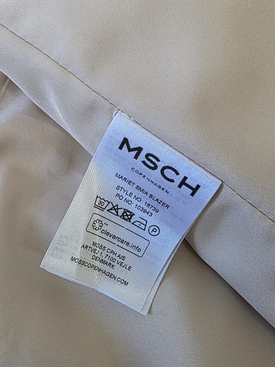 Trzyczęściowy zestaw damski premium składający się z lnianej marynarki Moss Copenhagen, wzorzystej bluzki Soaked in Luxury oraz granatowych spodni Tatuum to idealna, gotowa stylizacja na co dzień i do pracy