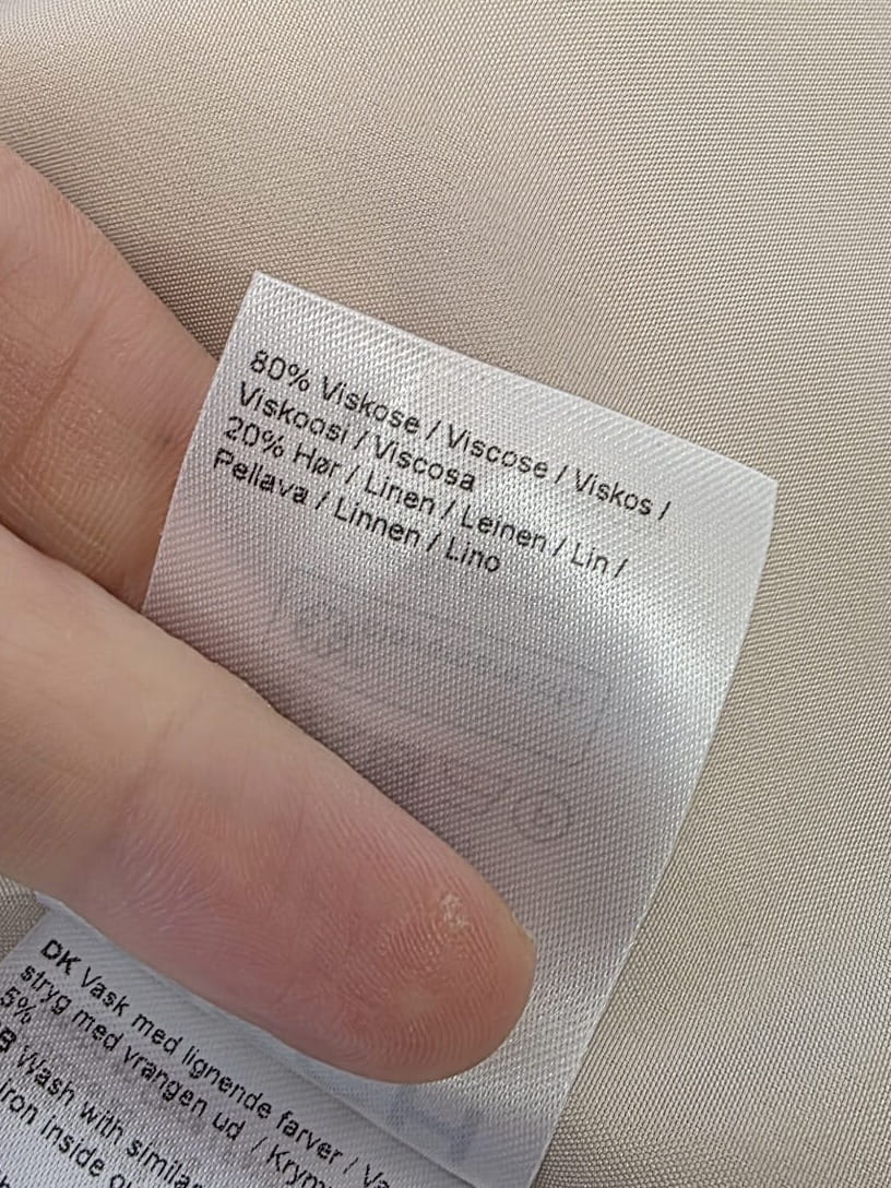 Trzyczęściowy zestaw damski premium składający się z lnianej marynarki Moss Copenhagen, wzorzystej bluzki Soaked in Luxury oraz granatowych spodni Tatuum to idealna, gotowa stylizacja na co dzień i do pracy