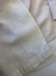 Trzyczęściowy zestaw damski premium składający się z lnianej marynarki Moss Copenhagen, wzorzystej bluzki Soaked in Luxury oraz granatowych spodni Tatuum to idealna, gotowa stylizacja na co dzień i do pracy