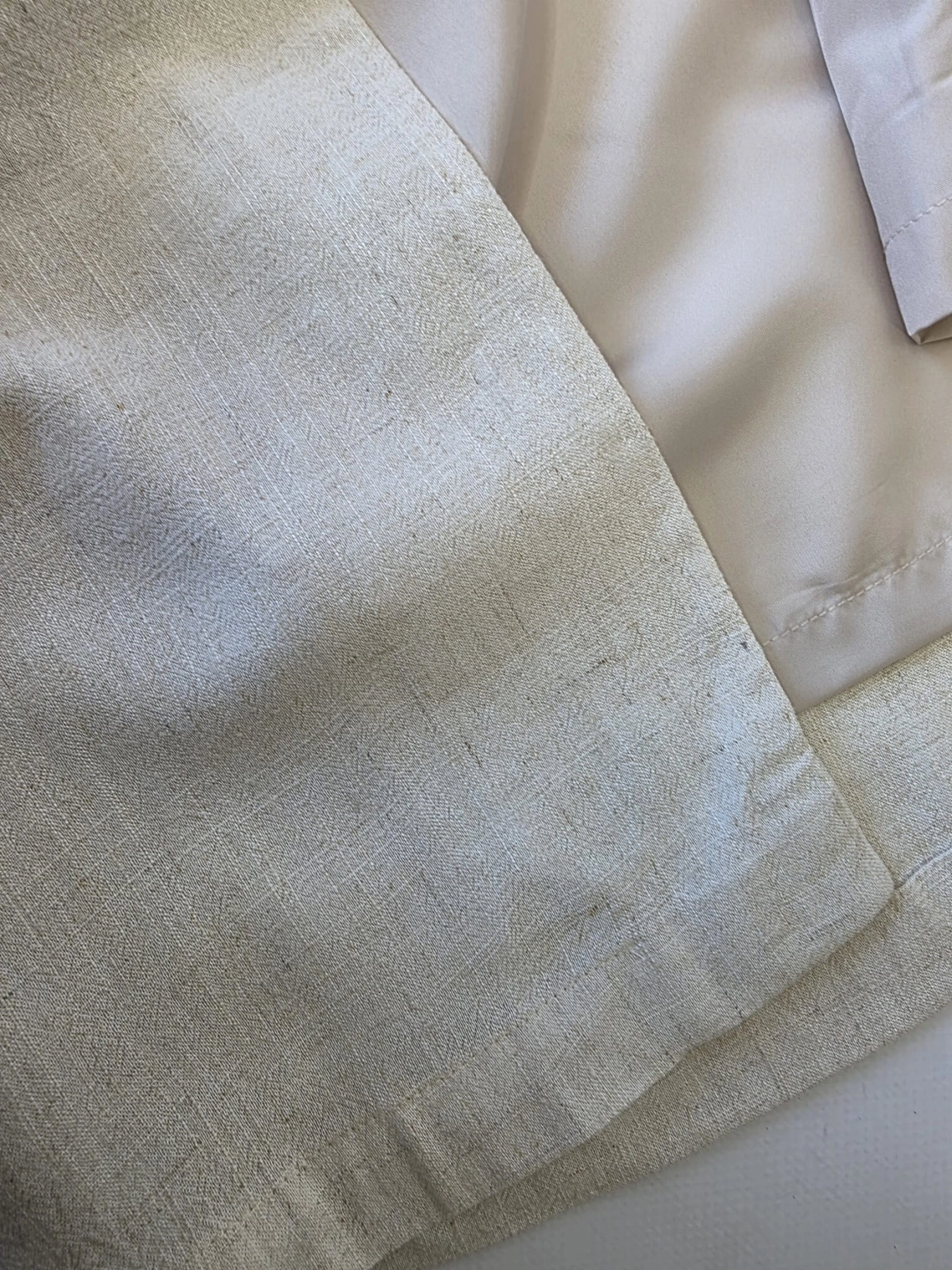 Trzyczęściowy zestaw damski premium składający się z lnianej marynarki Moss Copenhagen, wzorzystej bluzki Soaked in Luxury oraz granatowych spodni Tatuum to idealna, gotowa stylizacja na co dzień i do pracy