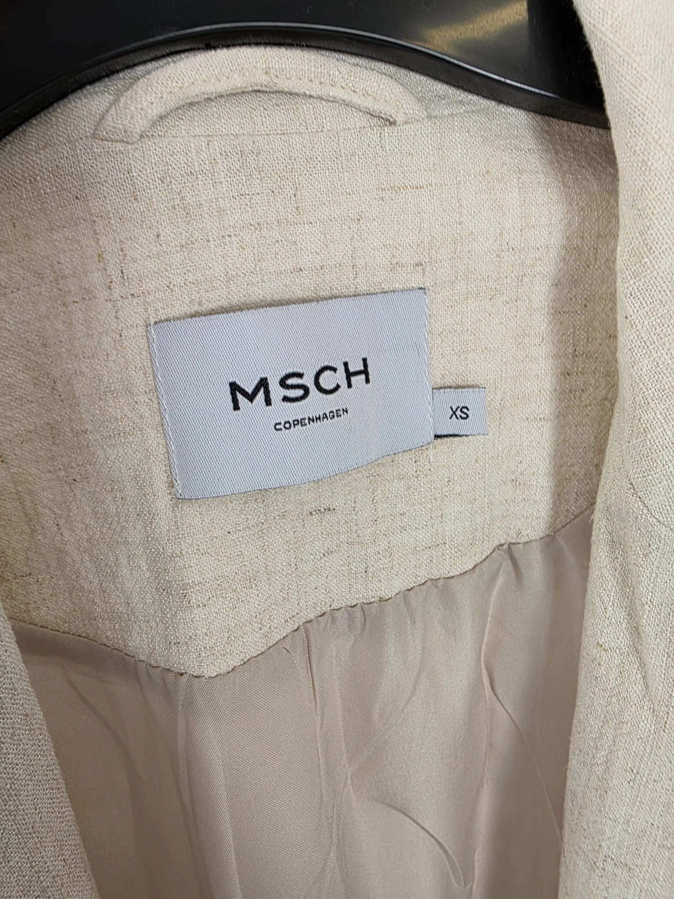Trzyczęściowy zestaw damski premium składający się z lnianej marynarki Moss Copenhagen, wzorzystej bluzki Soaked in Luxury oraz granatowych spodni Tatuum to idealna, gotowa stylizacja na co dzień i do pracy