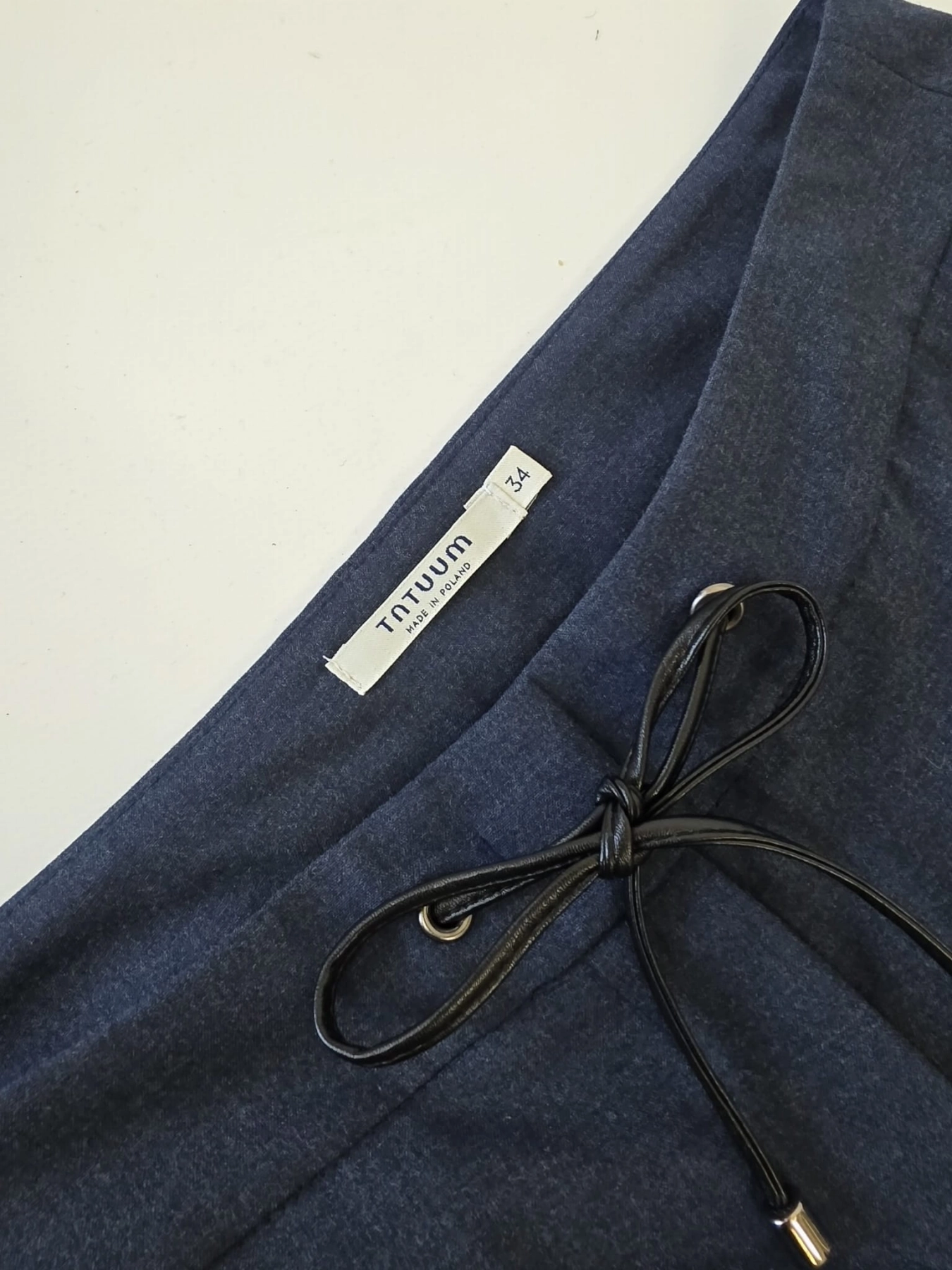 Trzyczęściowy zestaw damski premium składający się z lnianej marynarki Moss Copenhagen, wzorzystej bluzki Soaked in Luxury oraz granatowych spodni Tatuum to idealna, gotowa stylizacja na co dzień i do pracy