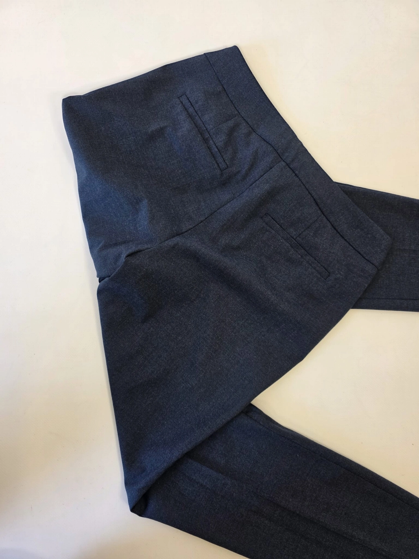 Trzyczęściowy zestaw damski premium składający się z lnianej marynarki Moss Copenhagen, wzorzystej bluzki Soaked in Luxury oraz granatowych spodni Tatuum to idealna, gotowa stylizacja na co dzień i do pracy