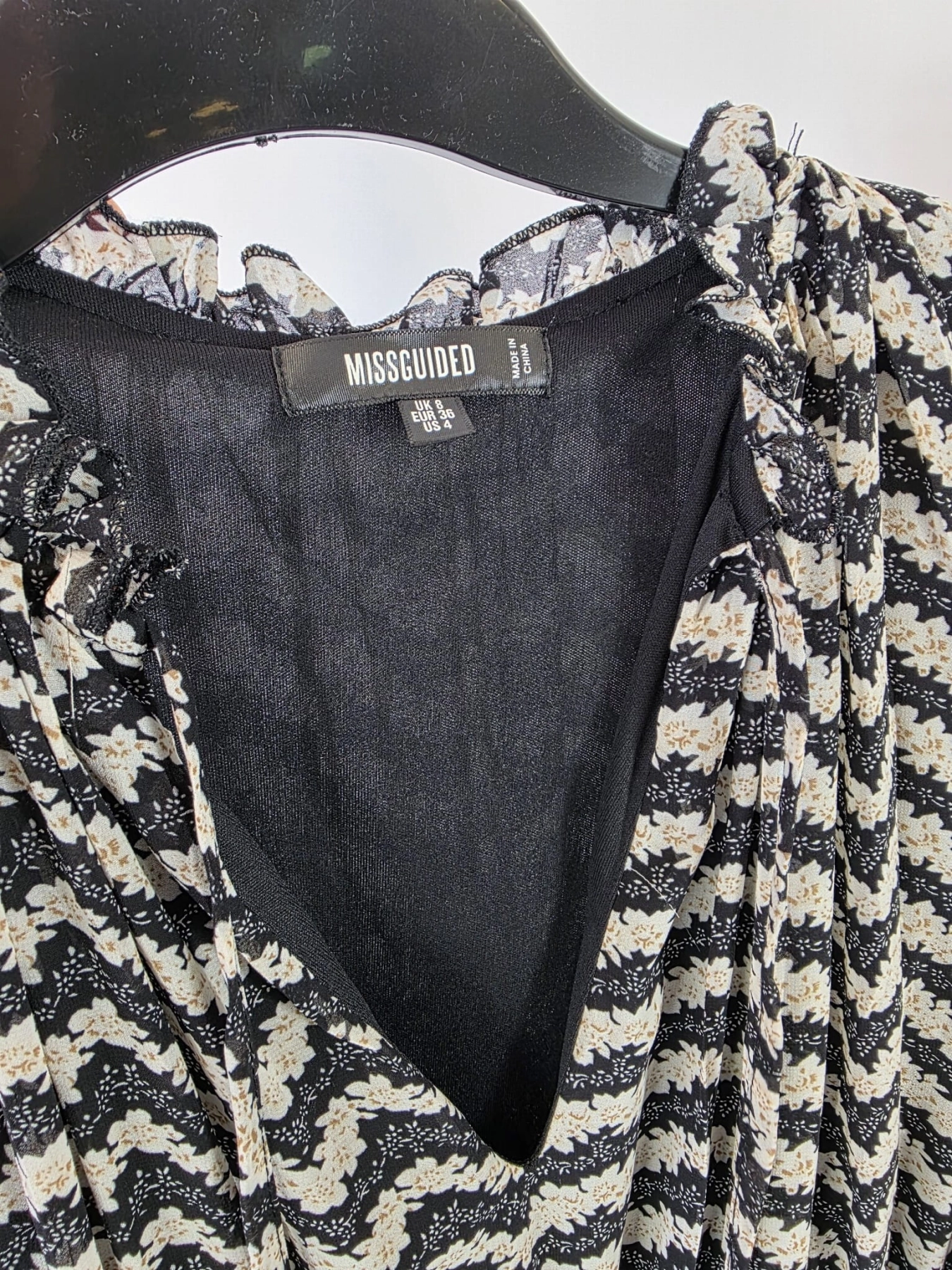 Wzorzysta sukienka mini Missguided z szerokimi rękawami i falbanami to idealna propozycja boho chic na wyjątkowe okazje, która perfekcyjnie podkreśla talię i zapewnia zjawiskowy wygląd