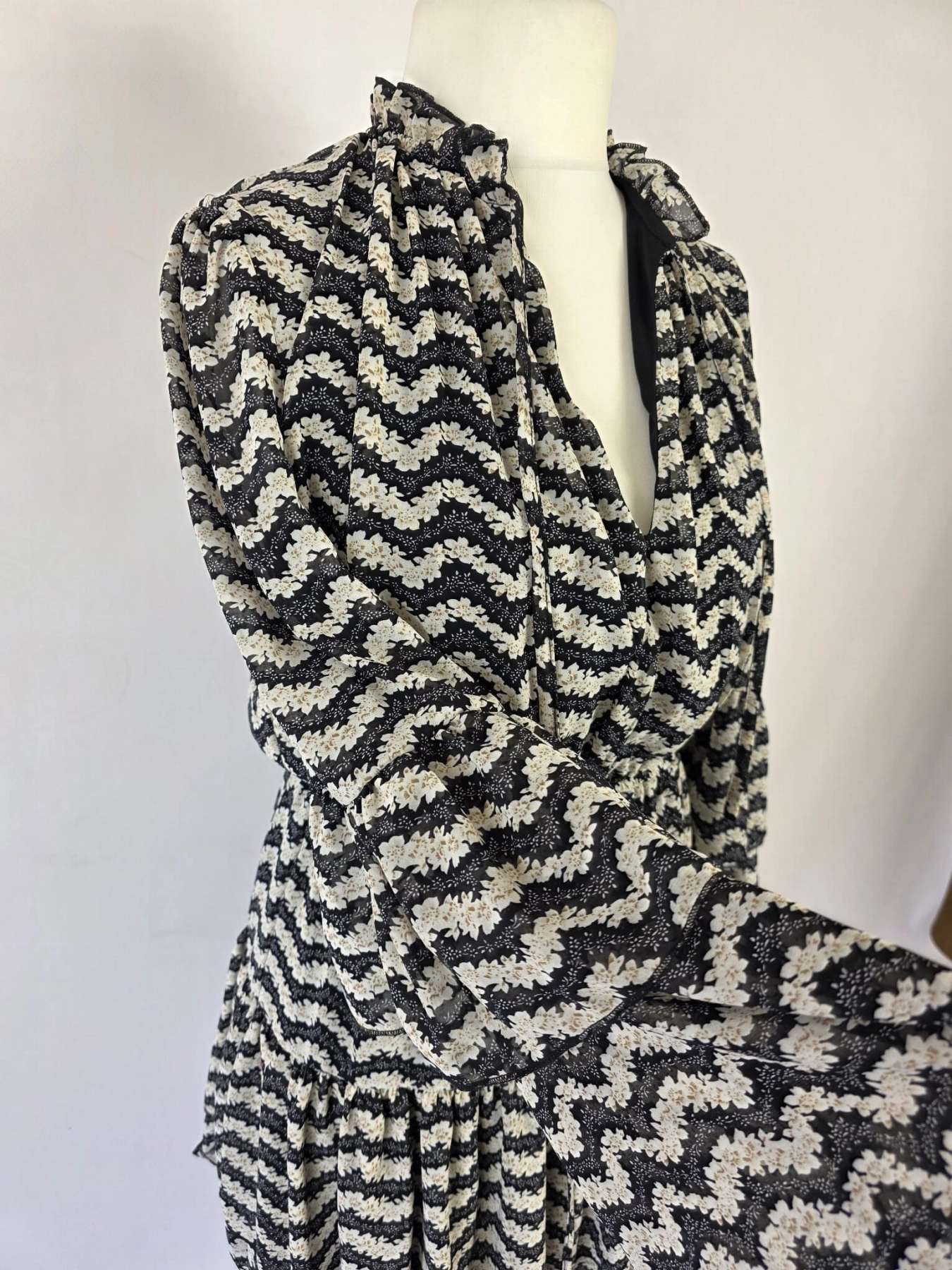 Wzorzysta sukienka mini Missguided z szerokimi rękawami i falbanami to idealna propozycja boho chic na wyjątkowe okazje, która perfekcyjnie podkreśla talię i zapewnia zjawiskowy wygląd