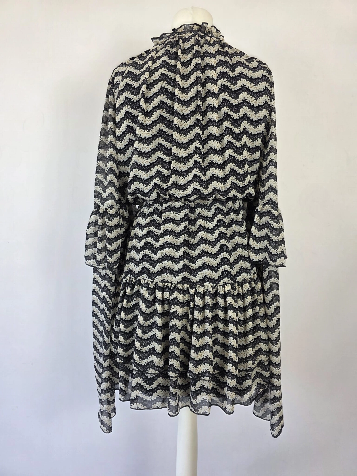 Wzorzysta sukienka mini Missguided z szerokimi rękawami i falbanami to idealna propozycja boho chic na wyjątkowe okazje, która perfekcyjnie podkreśla talię i zapewnia zjawiskowy wygląd