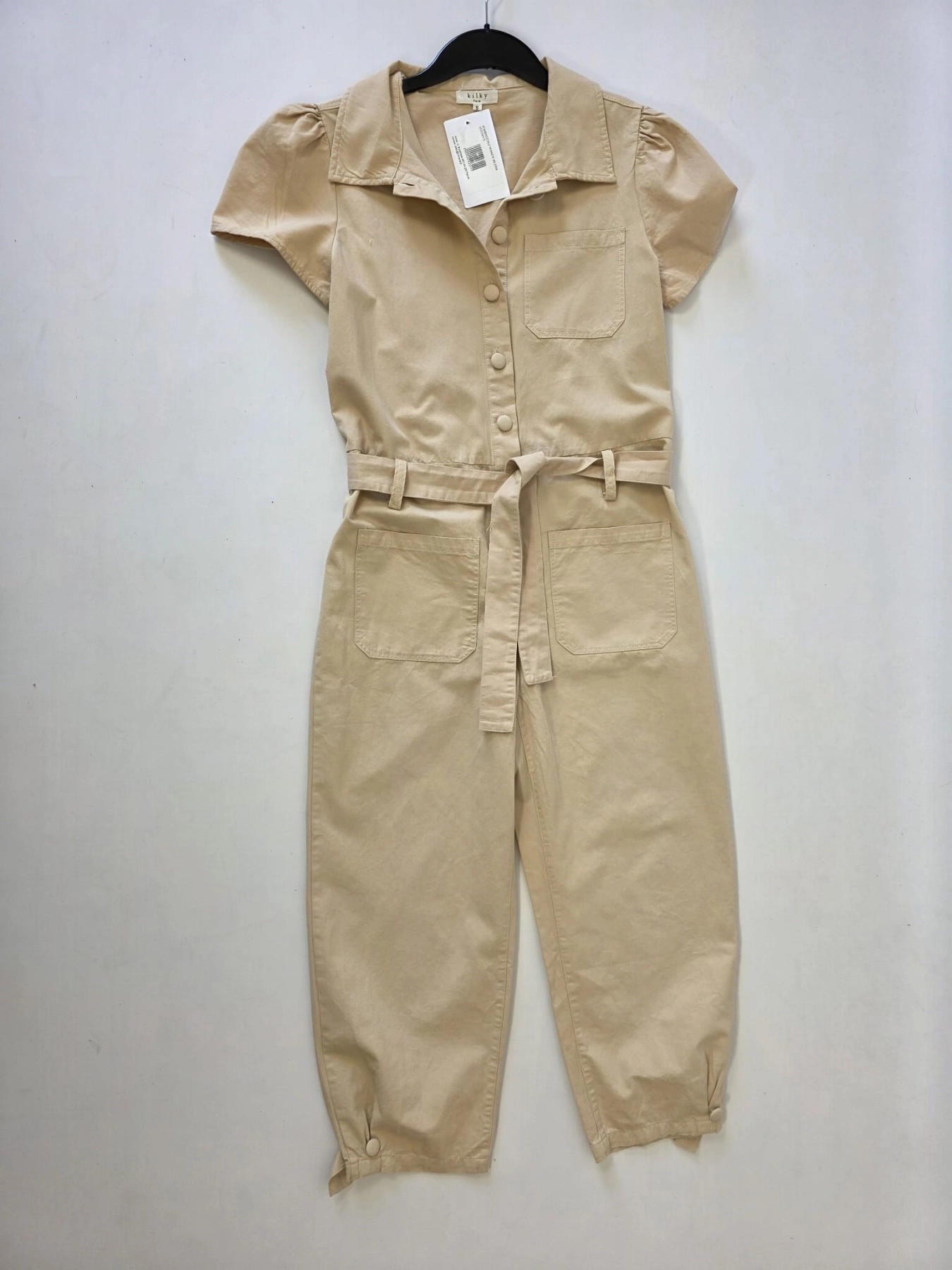 Damski bawełniany kombinezon Kilky Paris w kolorze beżowym z paskiem w talii i ozdobnymi nogawkami, idealny do casualowych i eleganckich letnich stylizacji premium
