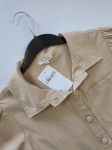 Damski bawełniany kombinezon Kilky Paris w kolorze beżowym z paskiem w talii i ozdobnymi nogawkami, idealny do casualowych i eleganckich letnich stylizacji premium