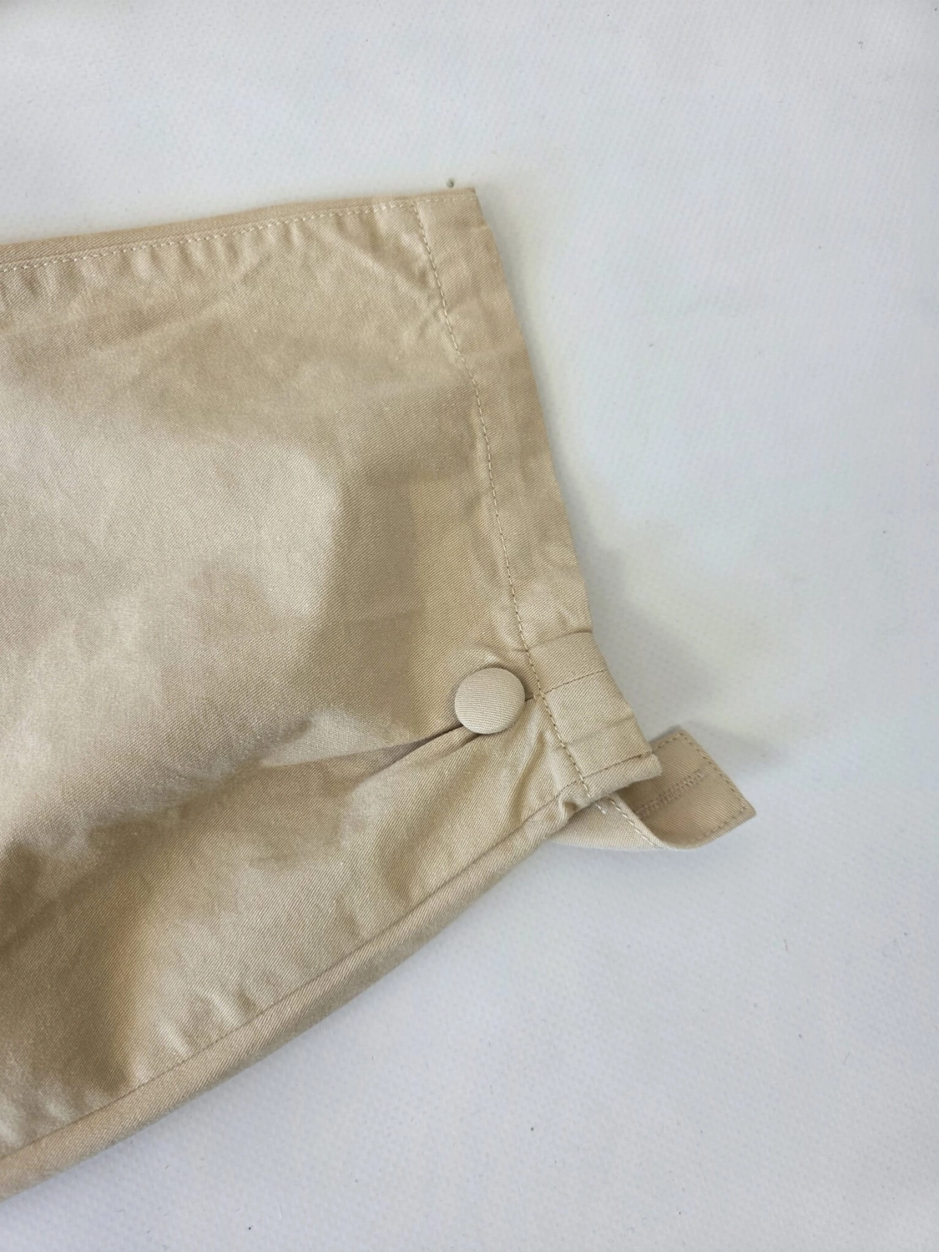 Damski bawełniany kombinezon Kilky Paris w kolorze beżowym z paskiem w talii i ozdobnymi nogawkami, idealny do casualowych i eleganckich letnich stylizacji premium