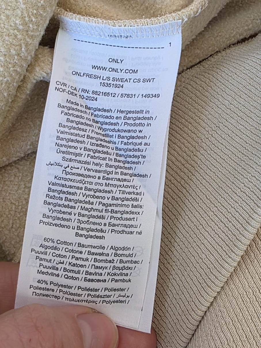 Damski komplet premium składający się z beżowej bluzy ONLY z nadrukiem oraz różowych, szerokich spodni z wysokim stanem RESERVED to idealna, modna stylizacja na co dzień