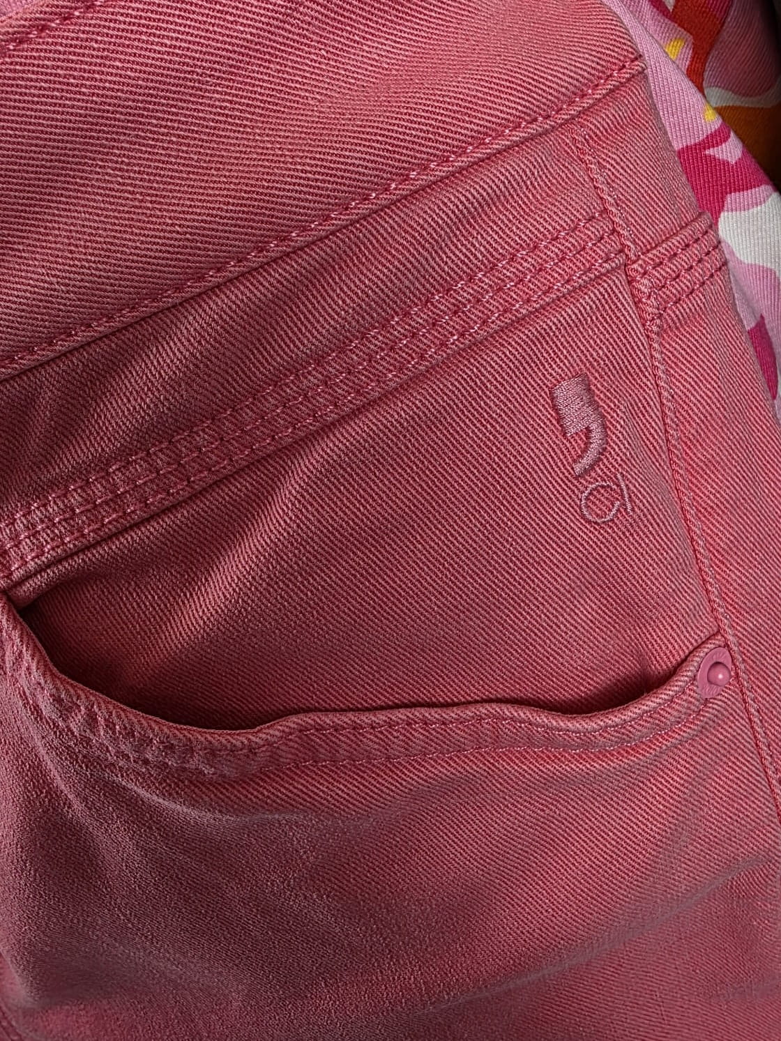 Kompletny zestaw damski premium składający się z różowych spodni comma,, kwiecistego t-shirtu Kappahl z czystej bawełny oraz czarnej, regulowanej w talii kurtki przejściowej La Coca