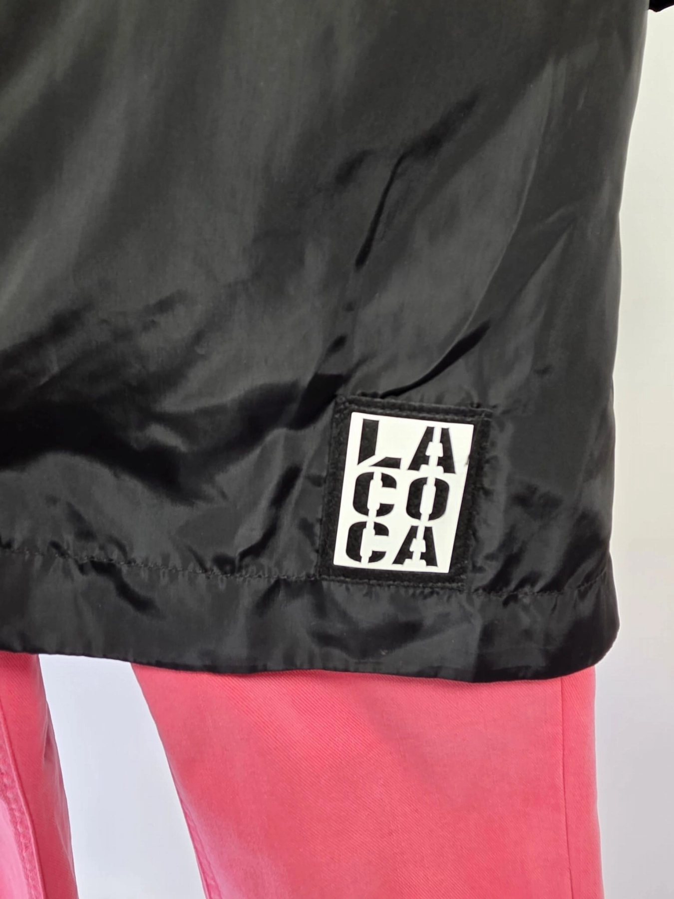 Kompletny zestaw damski premium składający się z różowych spodni comma,, kwiecistego t-shirtu Kappahl z czystej bawełny oraz czarnej, regulowanej w talii kurtki przejściowej La Coca