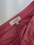 Kompletny zestaw damski premium składający się z różowych spodni comma,, kwiecistego t-shirtu Kappahl z czystej bawełny oraz czarnej, regulowanej w talii kurtki przejściowej La Coca