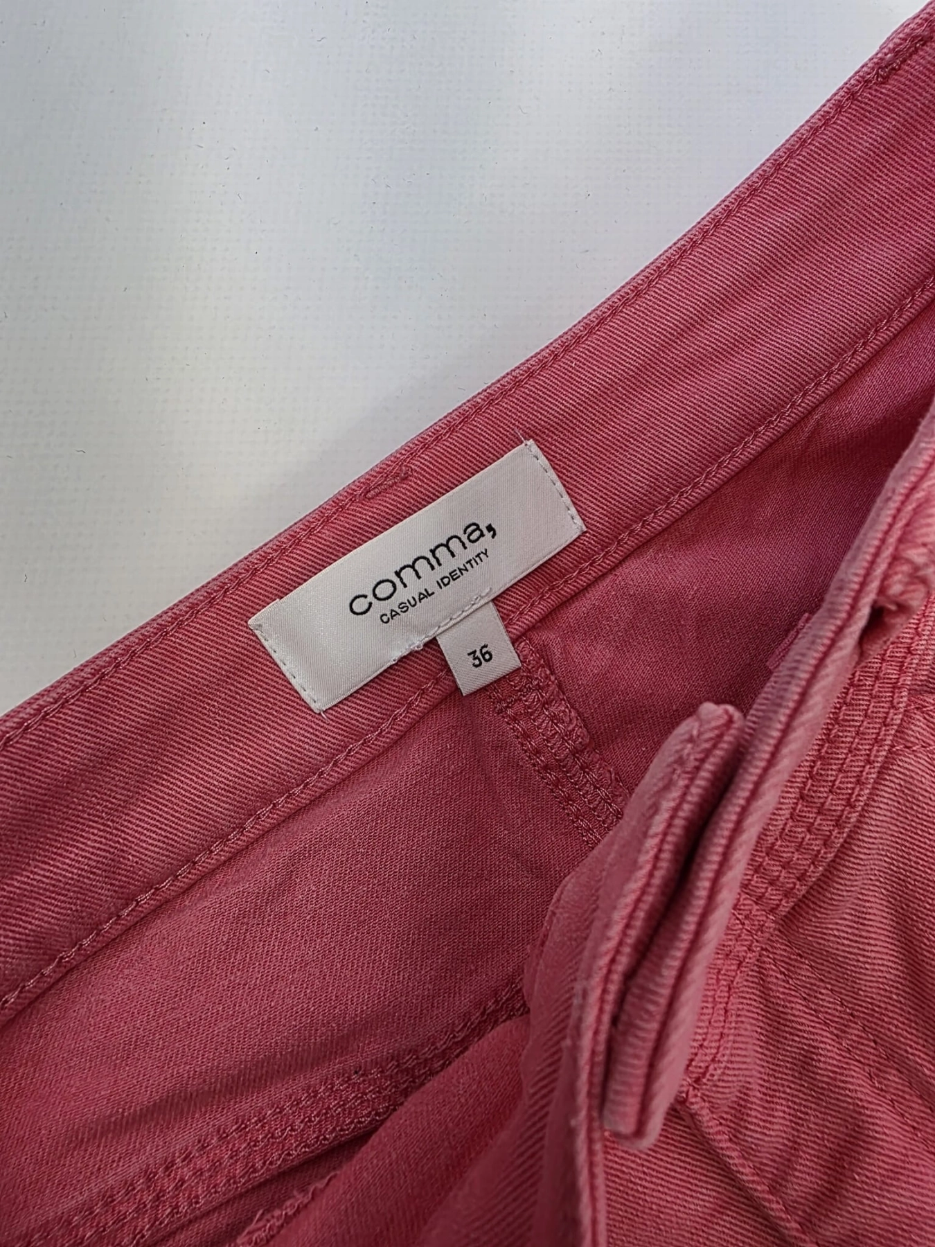 Kompletny zestaw damski premium składający się z różowych spodni comma,, kwiecistego t-shirtu Kappahl z czystej bawełny oraz czarnej, regulowanej w talii kurtki przejściowej La Coca