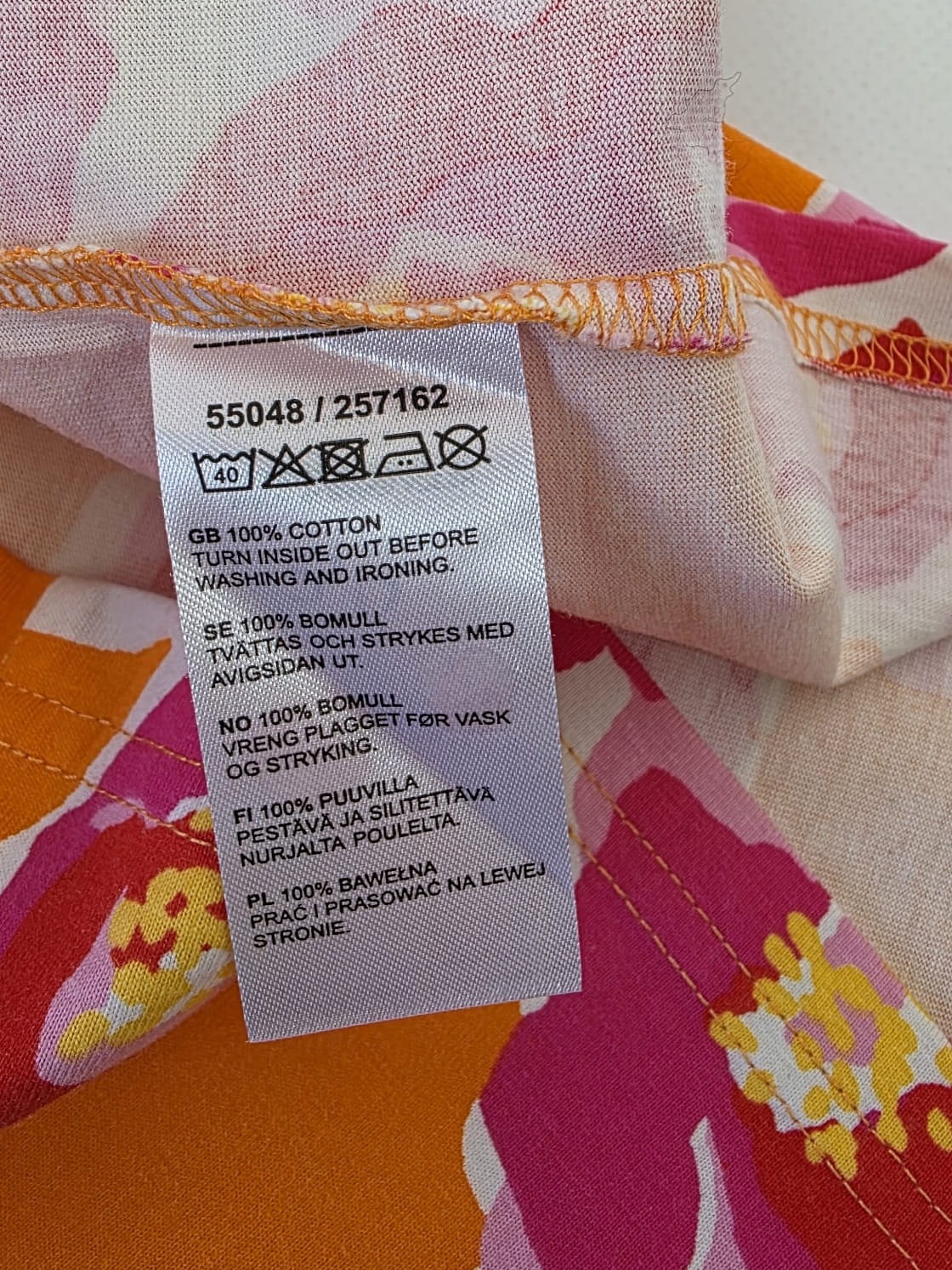 Kompletny zestaw damski premium składający się z różowych spodni comma,, kwiecistego t-shirtu Kappahl z czystej bawełny oraz czarnej, regulowanej w talii kurtki przejściowej La Coca