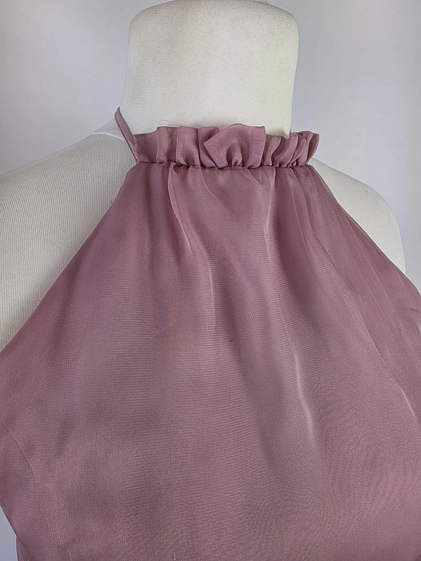 Elegancki komplet damski premium składający się z różowej sukienki maxi z dekoltem halter oraz żakardowej, taliowanej marynarki Zara Basic