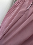 Elegancki komplet damski premium składający się z różowej sukienki maxi z dekoltem halter oraz żakardowej, taliowanej marynarki Zara Basic