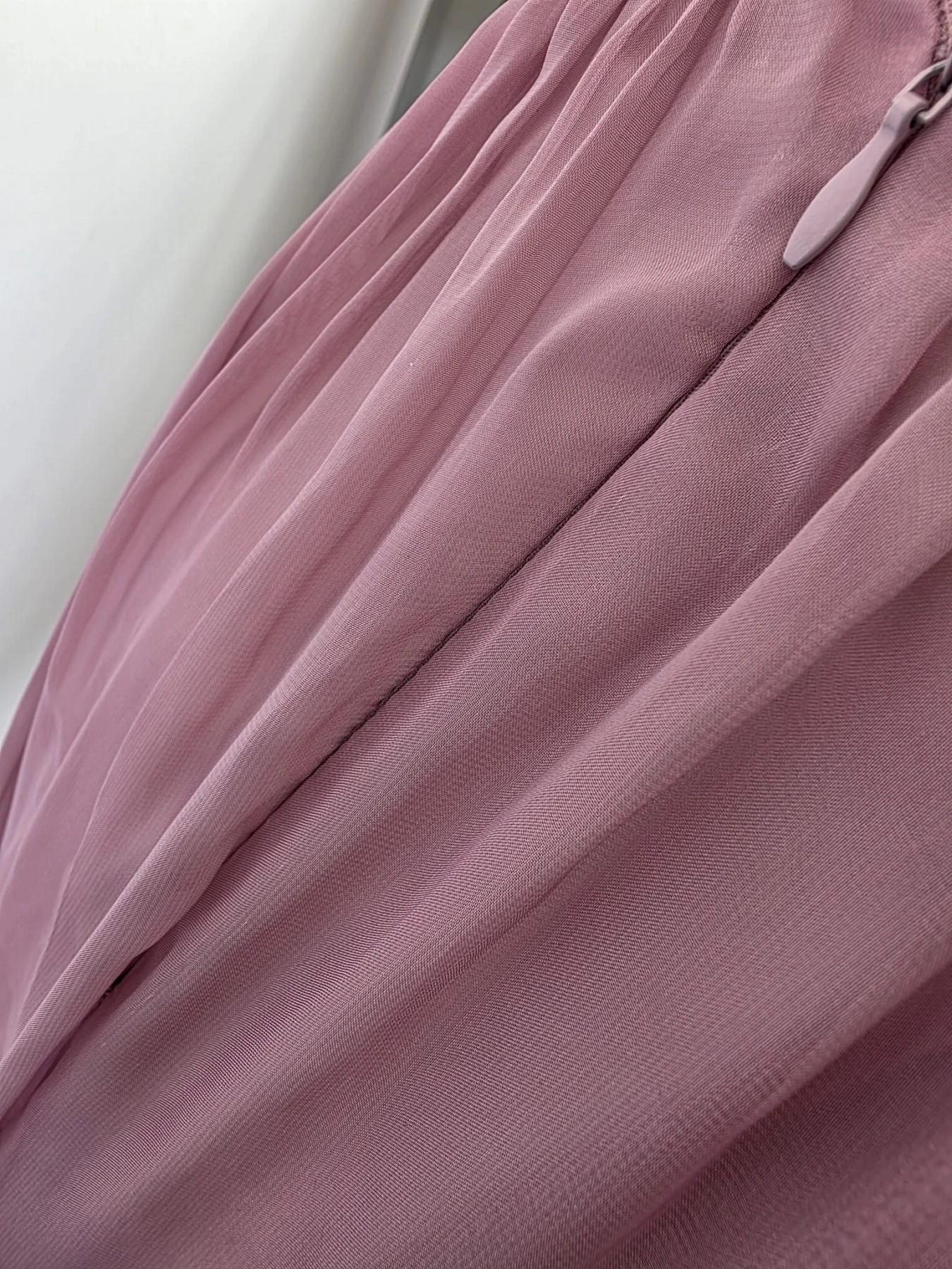 Elegancki komplet damski premium składający się z różowej sukienki maxi z dekoltem halter oraz żakardowej, taliowanej marynarki Zara Basic