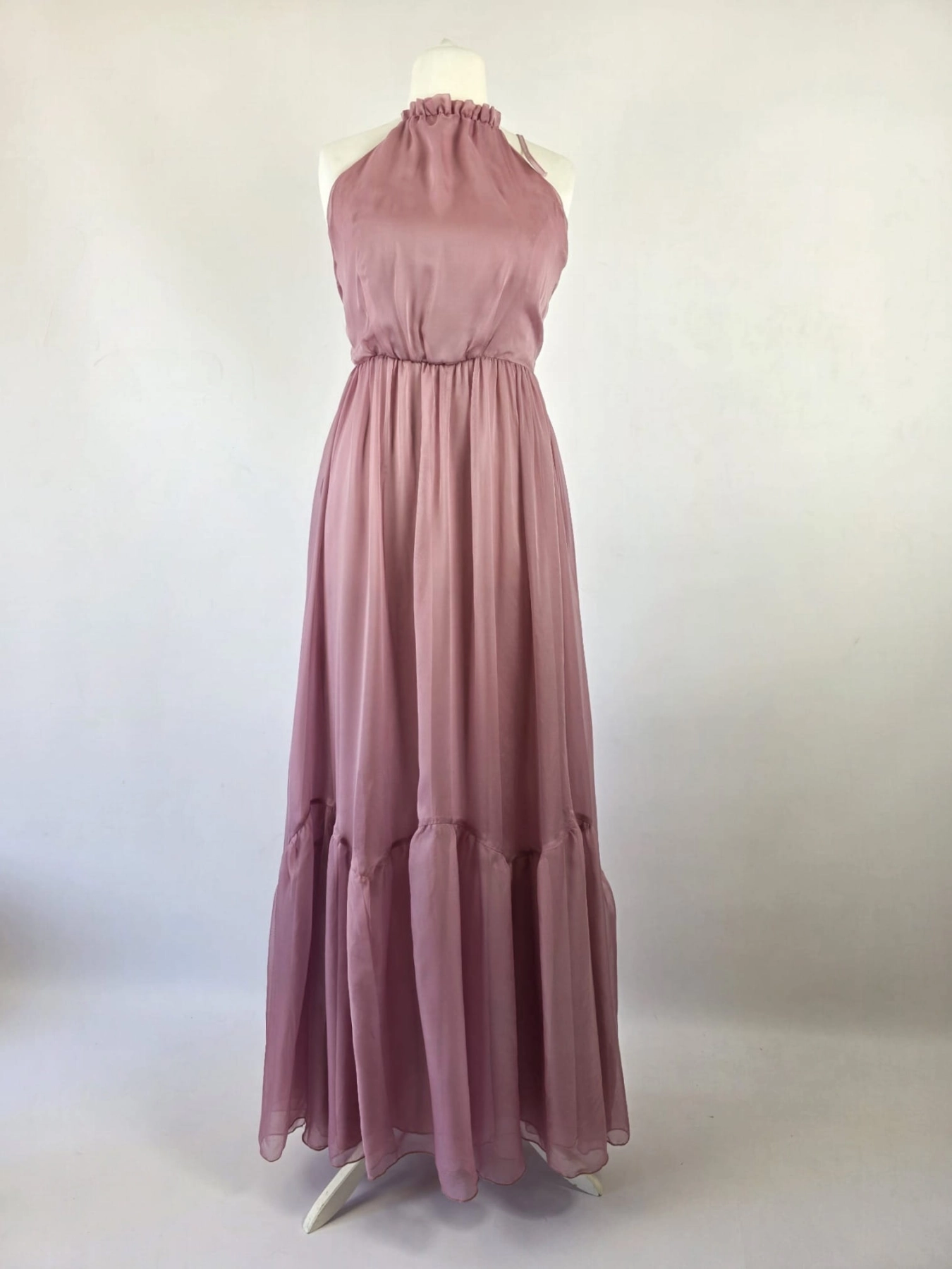 Elegancki komplet damski premium składający się z różowej sukienki maxi z dekoltem halter oraz żakardowej, taliowanej marynarki Zara Basic