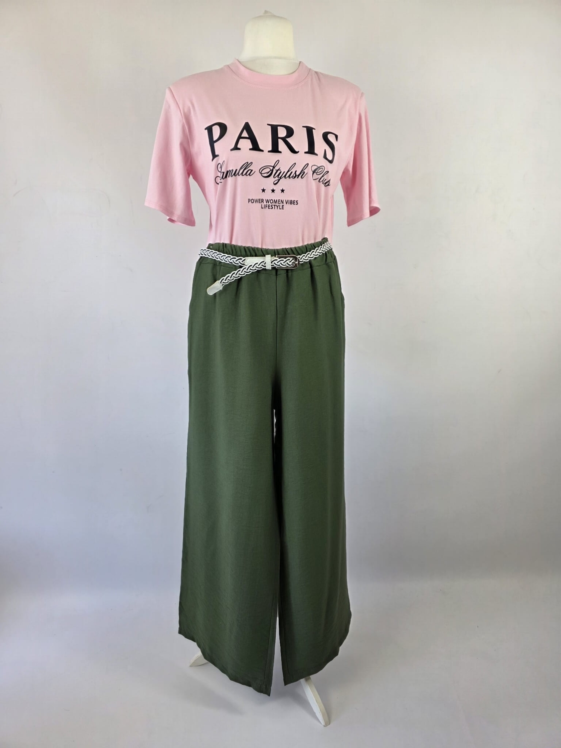 Różowy t-shirt z nadrukiem Paris oraz włoskie zielone spodnie wide leg z wysokim stanem tworzą modną i wygodną stylizację damską w duchu premium vintage