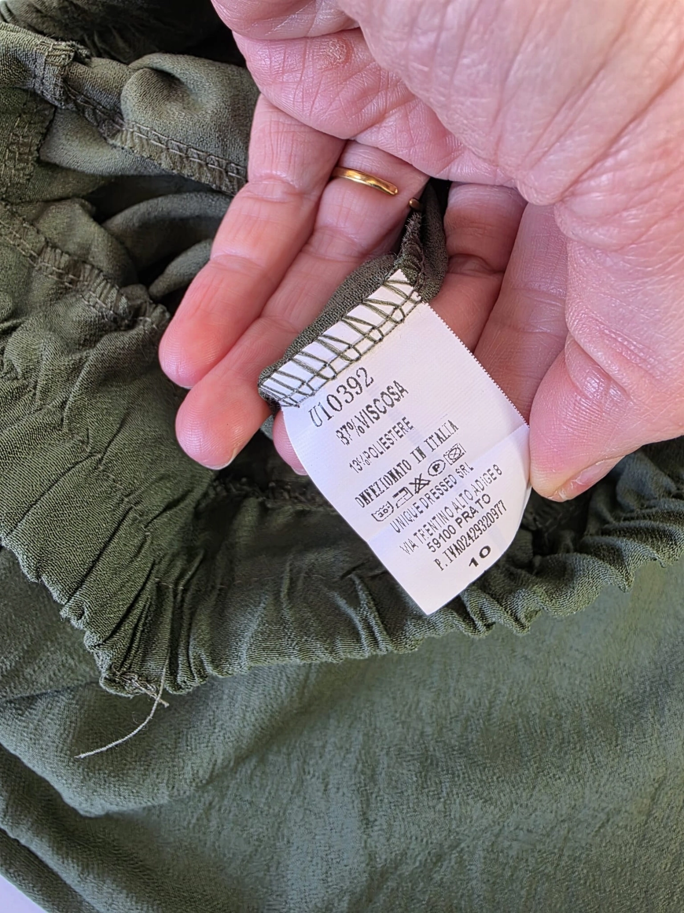 Różowy t-shirt z nadrukiem Paris oraz włoskie zielone spodnie wide leg z wysokim stanem tworzą modną i wygodną stylizację damską w duchu premium vintage