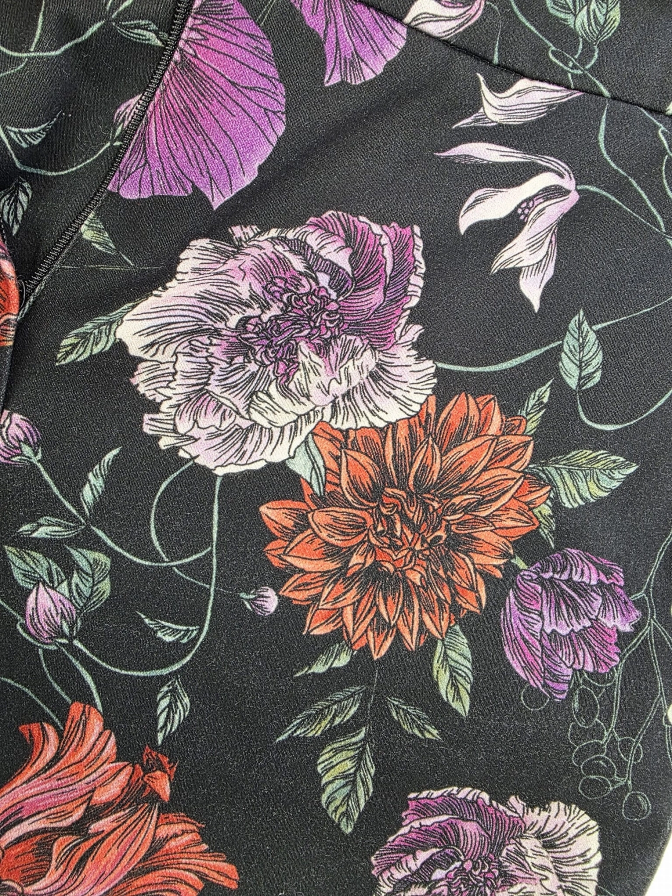Ekskluzywny komplet damski składający się z kwiecistych spodni Solar, eleganckiej białej bluzki Selected Femme oraz lekkiej kurtki, idealny na wyjątkowe okazje i stylowe wyjścia