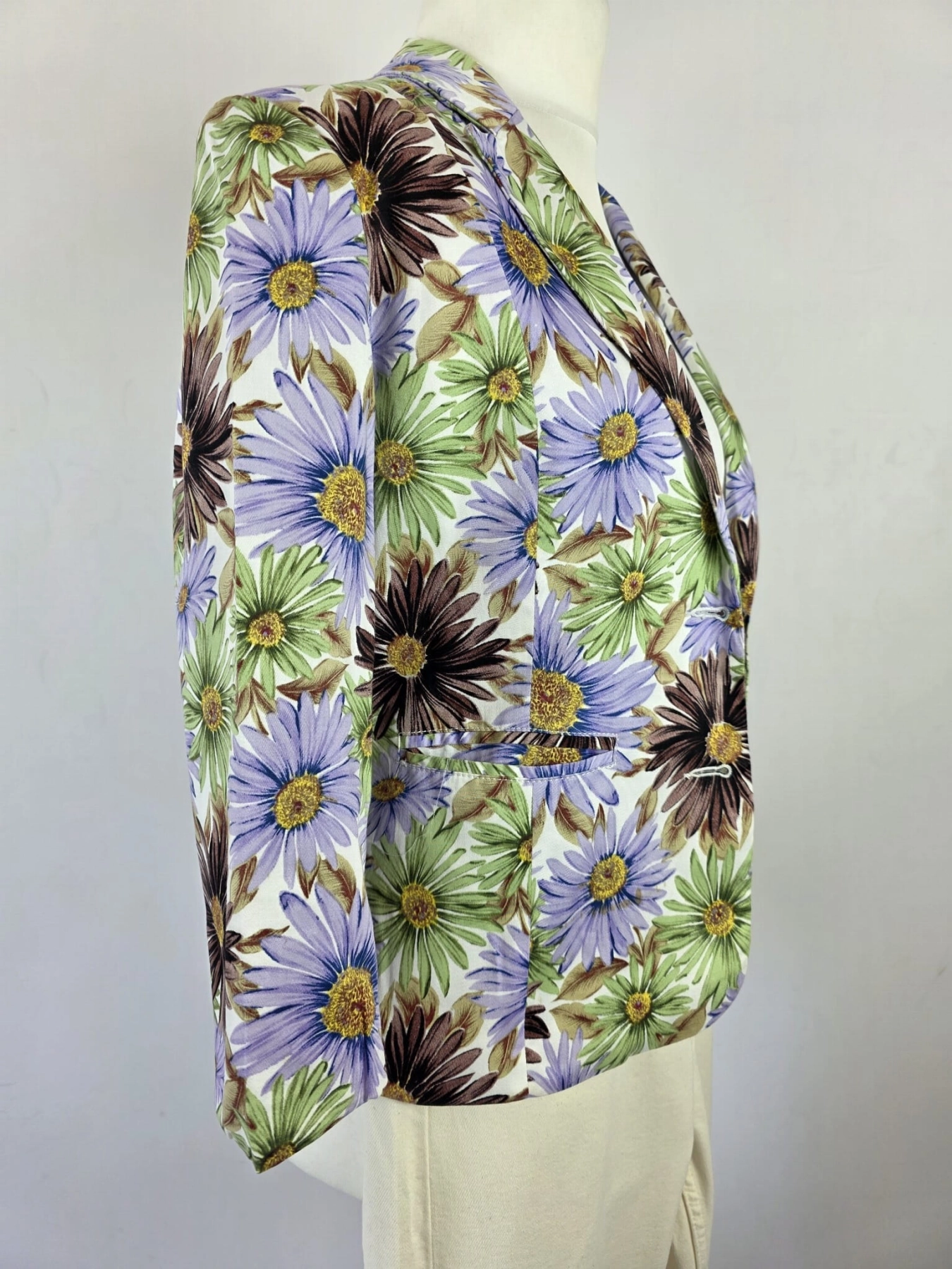 Ekskluzywna stylizacja damska z kwiatową marynarką Parisian, białym topem Esprit oraz kremowymi jeansami z wysokim stanem And Other Stories