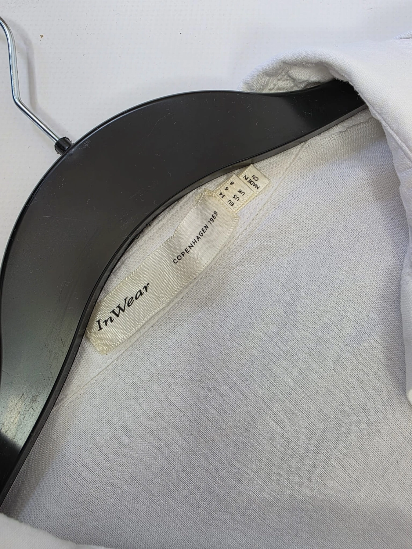 Ekskluzywny komplet damski premium składający się z białej koszuli InWear oraz wzorzystych spodni z szerokimi nogawkami Surkana, idealny na lato