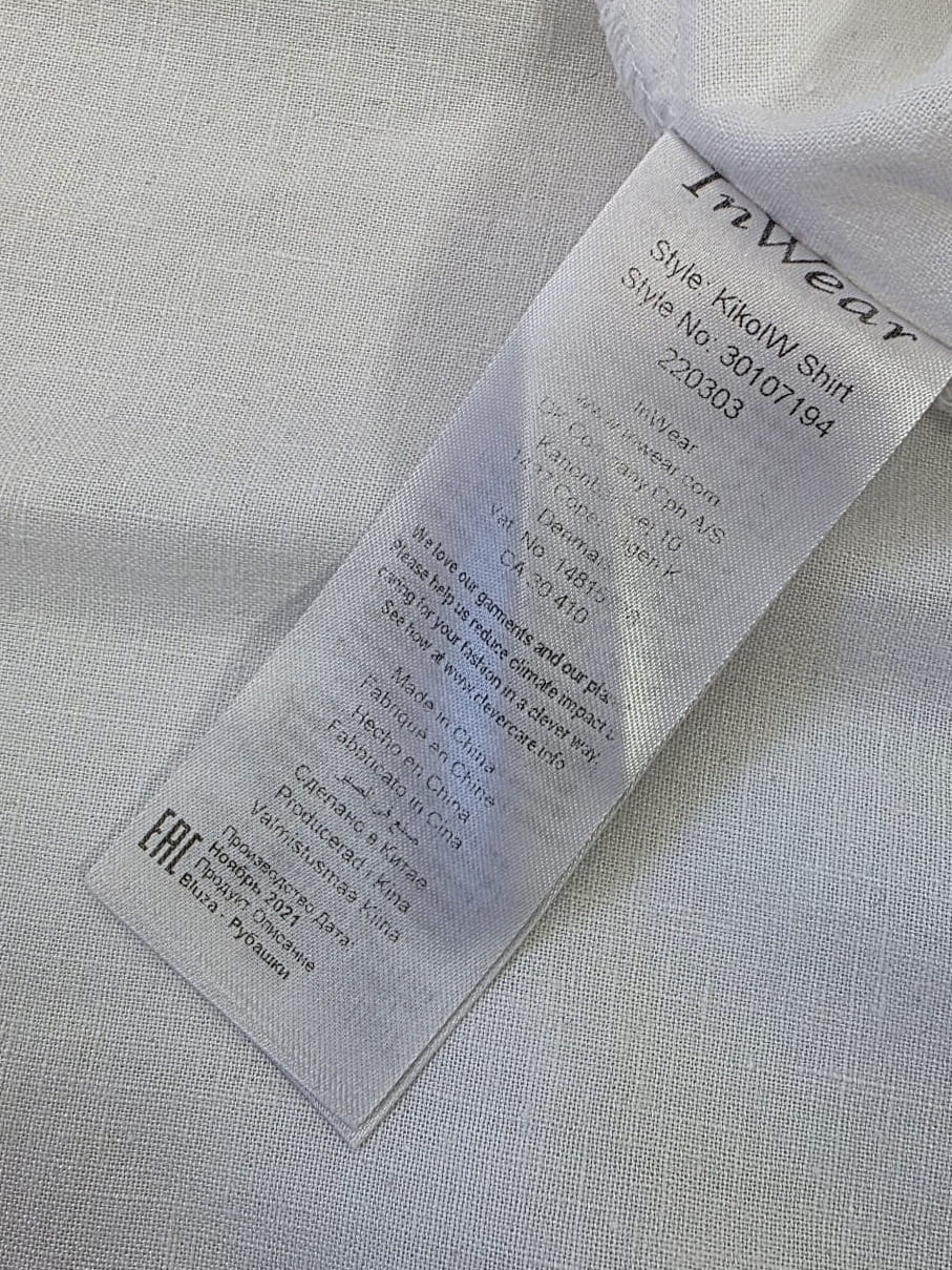 Ekskluzywny komplet damski premium składający się z białej koszuli InWear oraz wzorzystych spodni z szerokimi nogawkami Surkana, idealny na lato