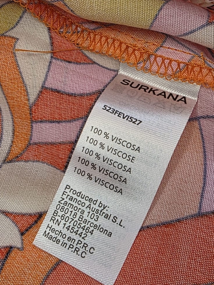 Ekskluzywny komplet damski premium składający się z białej koszuli InWear oraz wzorzystych spodni z szerokimi nogawkami Surkana, idealny na lato
