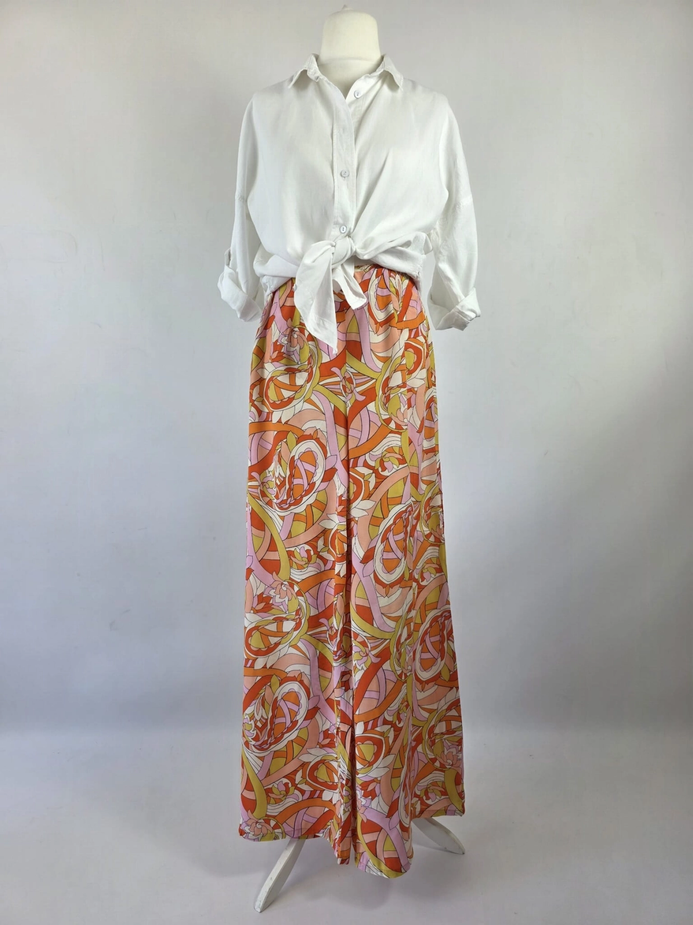 Ekskluzywny komplet damski premium składający się z białej koszuli InWear oraz wzorzystych spodni z szerokimi nogawkami Surkana, idealny na lato