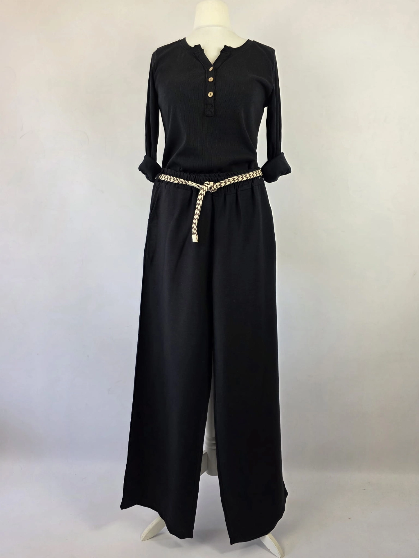 Czarny komplet damski premium second hand składający się z prążkowanej bluzki henley Michelle oraz szerokich spodni wide-leg Unique z plecionym paskiem