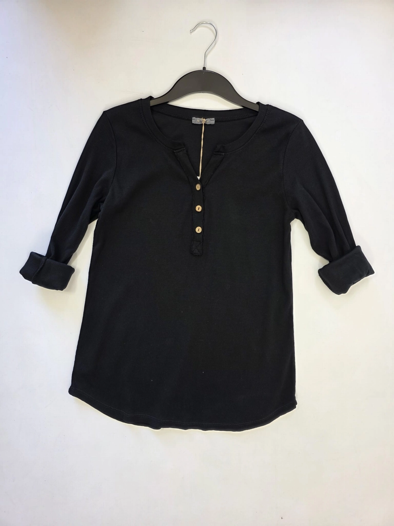 Czarny komplet damski premium second hand składający się z prążkowanej bluzki henley Michelle oraz szerokich spodni wide-leg Unique z plecionym paskiem